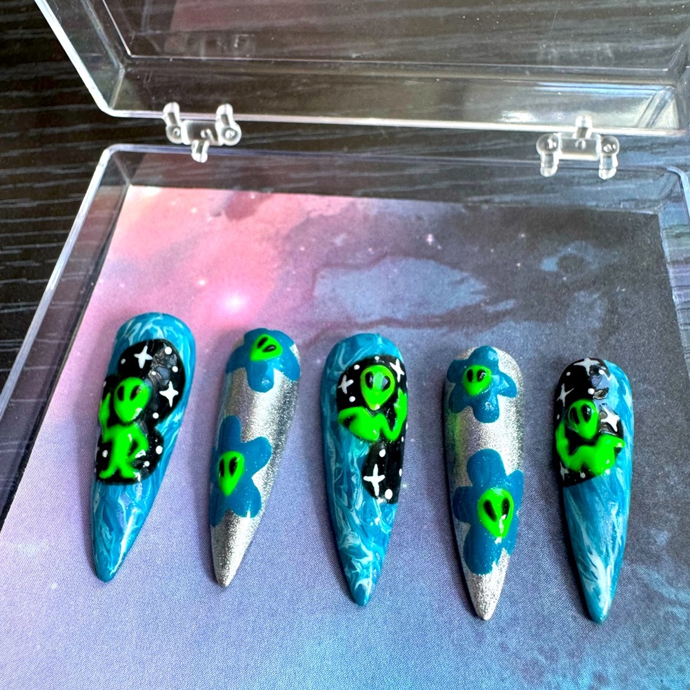Hand-Painted Press On Nail Set
